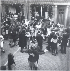 125166 Een serie foto's die een overzicht geeft van de bevijdingsfeesten in de Margrietstraat in Eindhoven, 1944 - 1960