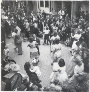 125167 Een serie foto's die een overzicht geeft van de bevijdingsfeesten in de Margrietstraat in Eindhoven, 1944 - 1960
