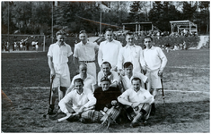 127949 Tournoi Internationale, Reims (Fr). Bovenste rij van l naar r: Jan, ?, ?, Pierre van O., Frits Penson. Middelste ...