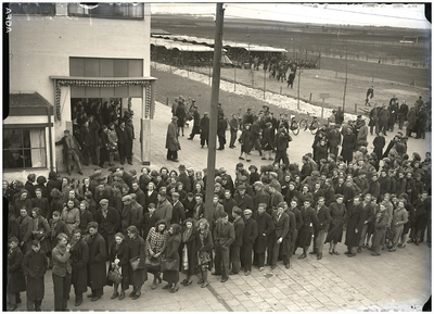 128021 De Bata (Europaplein 1): wachtende werknemers voor de poort van de fabriek, 09-04-1940