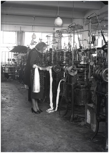 128024 Een onderdeel van het productieproces in de kousenfabriek van de Bata, 09-04-1940