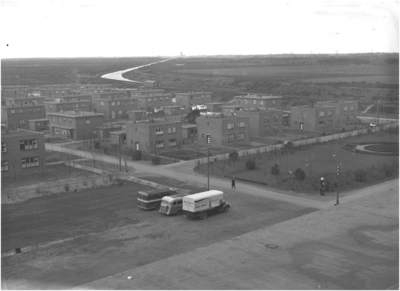 128030 Een panorama van de Bata woonwijk, gezien vanaf één van de fabrieksgebouwen. In het midden de Batalaan, 09-04-1940