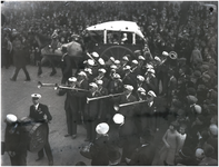 128066 Het gouden huwelijksfeest (50 jaar) van Jan van Esch en Arnolda Willems. Fanfare de Heidevink . Aubade op de ...