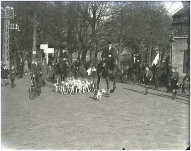 128083 De inzegening van het jachtseizoen (St. Hubertus). Troep jachthonden vanaf de 'Markt' naar de 'Koestraat', 03-11-1935