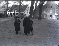 128087 Wandelaars op de Markt. Rechts Huis De Reijsende Man, links Hotel De Beurs, 22-04-1935