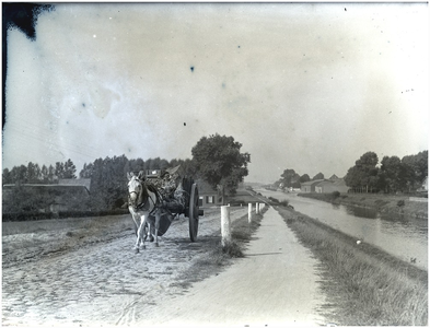 128102 Paard en wagen op de zuidzijde van de Kanaaldijk, langs het Wilhelminakanaal, 06-09-1937