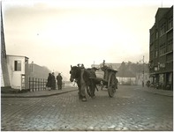 128140 Paard en wagen bij de brug over de Zuid-Willemsvaart, ter hoogte van de 'Steenstraat'. Links de 'Veestraatbrug'. ...