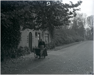 128169 Wandelen met de kinderwagen, Kasteellaan. Links het huis van de gemeentebode, 24-10-1935