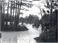 128177 Schaatsende mensen op een ven in Natuurmonument Malpiebeemden, 10-12-1938
