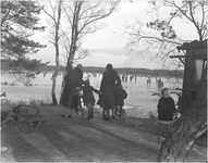 128182 Schaatsende mensen op een ven in Natuurmonument Malpiebeemden, 12-02-1936