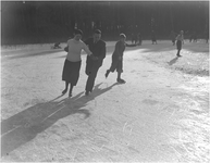 128183 Winteropname van schaatsende mensen op een ven in Natuurmonument Malpiebeemden, 12-02-1936