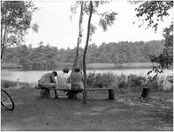 128186 Vertoeven in de natuur. Geen informatie bekend, 22-06-1937