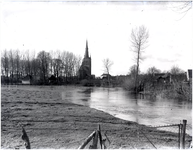 128208 Overstroming van de Dommel in de buurt van de R.K. Kerk St. Petrus Banden, 28-11-1938