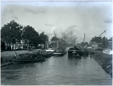 128213 Schepen liggen te wachten voor Sluis 11, Zuid-Willemvaart, 26-09-1935