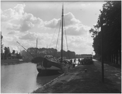 128215 Laden of lossen van schepen in de omgeving van Sluis 11, 26-09-1935