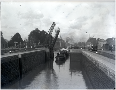 128219 Sluis 11, Zuid-Willemvaart. Schepen varen Sluis 11 binnen, 26-09-1935