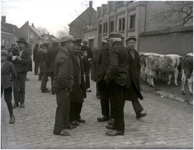 128223 De jaarmarkt in de Schoolstraat, gezien vanaf de 'Markt', 01-04-1935