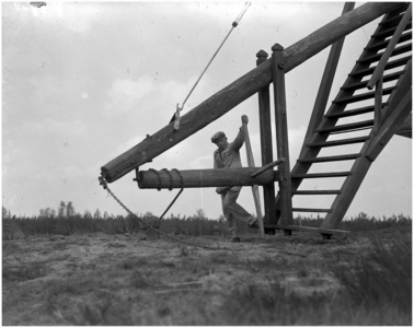 128236 Werkzaamheden bij de Heimolen, Leenderweg. De molenaar zet de wieken van de molen in de juiste stand, 10-05-1938