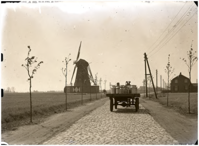 128276 Paard en wagen (melkbussen) op de Grootschoterweg , richting de Korenmolen Janzona (Grootschoterweg 17), 30-04-1940