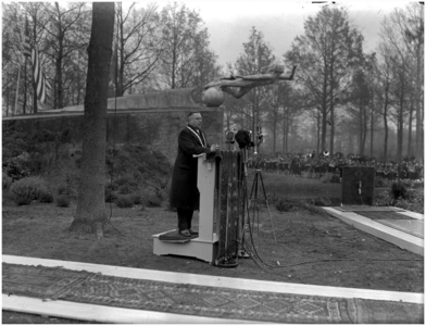 128283 Onthulling van het radiomonument, Stadswandelpark: het houden van een toespraak door burgemeester Anton Verdijk, ...