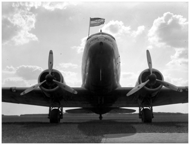 128286 Vliegfeest op vliegveld Welschap. De voorzijde van een vliegtuig de specht , 22-05-1937