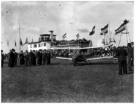 128287 Vliegfeest op vliegveld Welschap. Toeschouwers bekijken een vliegtuigje, 22-05-1937