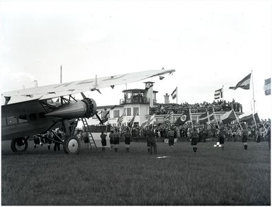 128288 Vliegfeest op vliegveld Welschap. Scouts brengen een vlaggenhulde, 22-05-1937