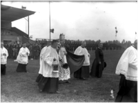 128313 De opening en inzegening, door Mgr. Diepen, van het R.K. Sportpark, Botenlaan. Mgr. Arnold Frans Diepen komt met ...