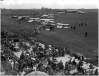 128315 Vliegfeest op vliegveld Welschap. Een overzicht van de deelnemende vliegtuigen gezien vanaf de verkeerstoren, ...