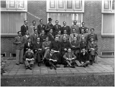 128347 Een groepsfoto van een groep spanjaarden, met in het midden Pater van Hout, 08-04-1937