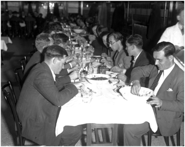 128353 Een groep spanjaarden aan de maaltijd, 08-04-1937