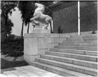 128357 Van Abbemuseum, Bilderdijklaan 10. De trap met kunstwerk, 26-05-1937