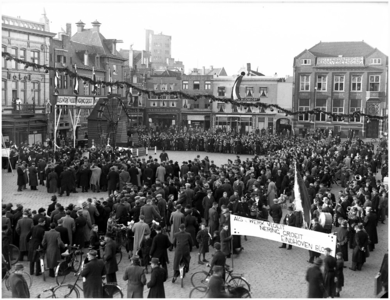 128400 Een demonstratie voor meer werkgelegenheden, Markt. Demonstranten op de Markt, 05-02-1938