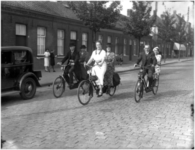 128422 Reclamefoto ter promotie van de tandemverhuur : een gezelschap op tandems, 16-09-1936