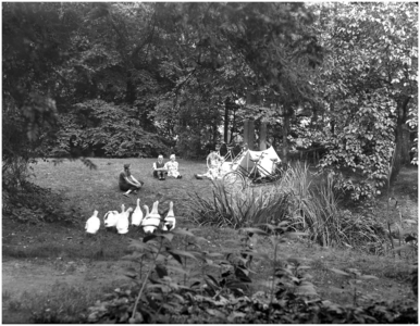 128425 Reclamefoto ter promotie van de tandem-verhuur : Even pauzeren in de vrije natuur, 16-09-1936