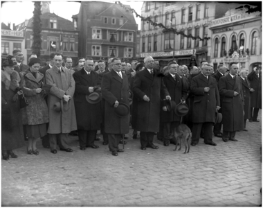 128445 Een demonstratie voor meer werkgelegenheden, Markt. Burgemeester Anton Verdijk (Midden), 05-02-1938