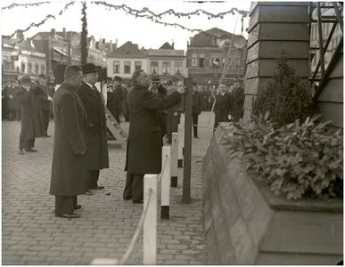 128459 Een demonstratie voor meer werkgelegenheden, Markt. Burgemeester Anton Verdijk stelt de molen in werking, 05-02-1938