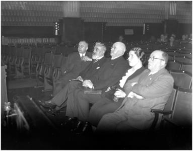 128469 De Vredesavond 1936. De sprekers en bestuursleden, Dr. Andrea Fockema (midden), 11-11-1936