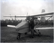 128499 Het 5-jarig bestaan van vliegveld Welschap. De piloot settelt zich in het vliegtuig de Scheldemusch , 25-09-1937
