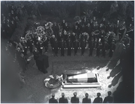 128513 Begrafenis van Jonkheer Mr. G. Sandberg op de Gemeentelijke begraafplaats Woensel, De Oude Toren, Baffinlaan 1 ...