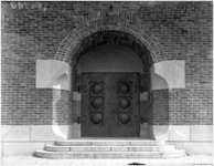 128514 De voordeuren van het Van Abbemuseum, Bilderdijklaan 10, 26-05-1937