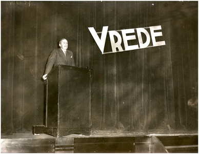 128518 De Vredesavond 1936. De heer Wendelaar houdt een toespraak op de Vredesavond, 11-11-1936