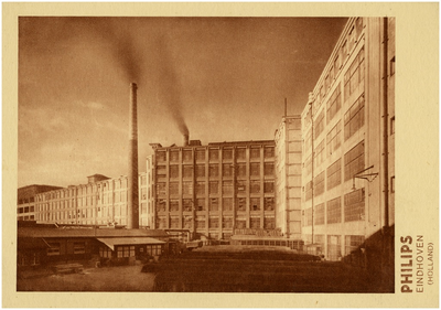 128652 Serie van 10 foto's betreffende Philips fabrieken: Lampenfabriek, 1925 - 1935