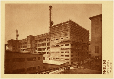 128653 Serie van 10 foto's betreffende Philips fabrieken: bouw apparatenfabriek (Strijp S), 1925 - 1935