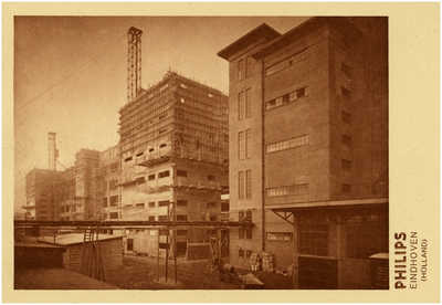 128655 Serie van 10 foto's betreffende Philips fabrieken: bouw apparatenfabriek (Strijp S), 1925 - 1935
