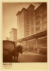 128656 Serie van 10 foto's betreffende Philips fabrieken: bouw apparatenfabriek [4 verdiepingen] (Strijp S), 1925 - 1935
