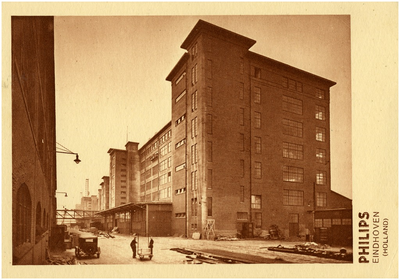 128660 Serie van 10 foto's betreffende Philips fabrieken: glasmagazijn, 1925 - 1935