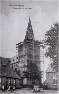 129058 Buitenaanzicht, restauratie toren van St. Willibrorduskerk , ca. 1905