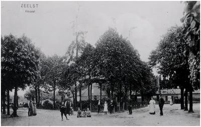 129553 Kiosk, Heuvel: groot en klein poseren voor de 'foto', 1906 - 1910
