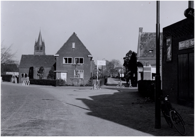 129572 Kruisbeeld bij splitsing Heuvel - Binnenweg, gezien vanaf de 'Heuvelstraat', 1965